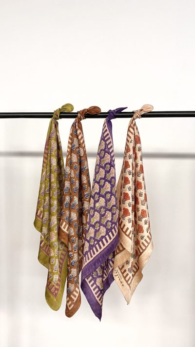 Les <i>foulards</i> en soie <i>Apaches Collections</i> - Doolittle