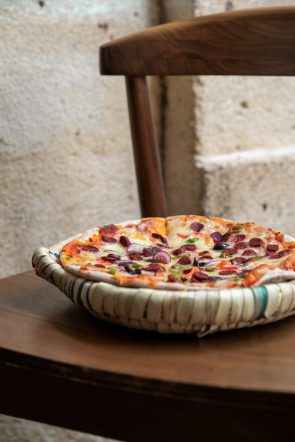 La pizzeria <i>libanaise</i> du chef étoilé Alan Geaam ouvre ses <i>portes</i> - Doolittle