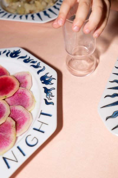 De la <i>vaisselle</i> déconseillée aux <i>adultes</i> - Doolittle