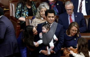 Un homme et un <i>couffin</i> : Jimmy Gomez, le député américain qui s&rsquo;affiche avec son bébé à l&rsquo;<i>assemblée</i> - Doolittle