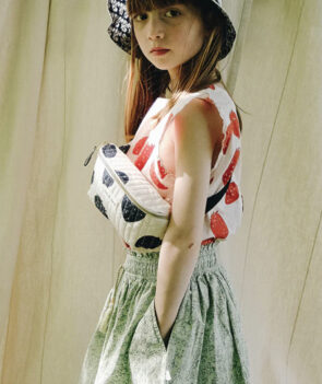 L&rsquo;imprimé <i>fraises géantes</i> by <I>Holi and Love</I>. - Doolittle