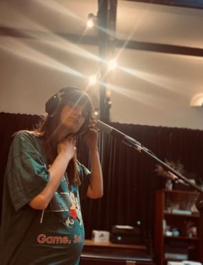 Clara <i>Luciani</i>, enceinte de son premier <i>enfant</i> - Doolittle