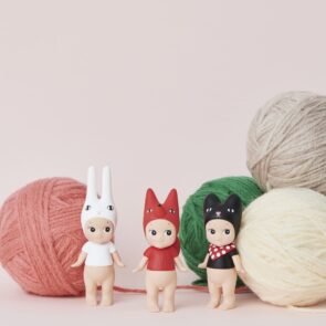 C’est quoi cette histoire de <i>figurines de bébés nus</i> ? - Doolittle