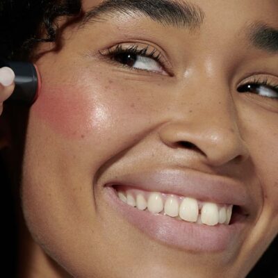 Le nouvel essentiel maquillage <i>Dr. Haushka</i> : le baume stick lèvres & <i>joues</i> - Doolittle