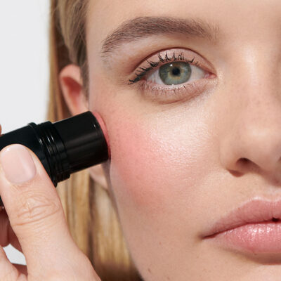 Le nouvel essentiel maquillage <i>Dr. Haushka</i> : le baume stick lèvres & <i>joues</i> - Doolittle