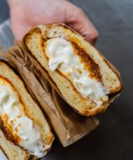 Recette : Le <i>sandwich</i> pain perdu Burrata, piment rouge et <i>aubergines</i> - Doolittle