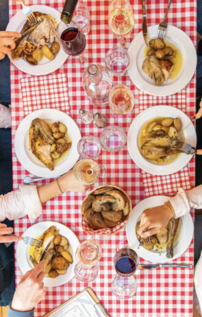 On va <i>déjeuner</i> au Chouchou Hôtel en <i>famille</i> - Doolittle