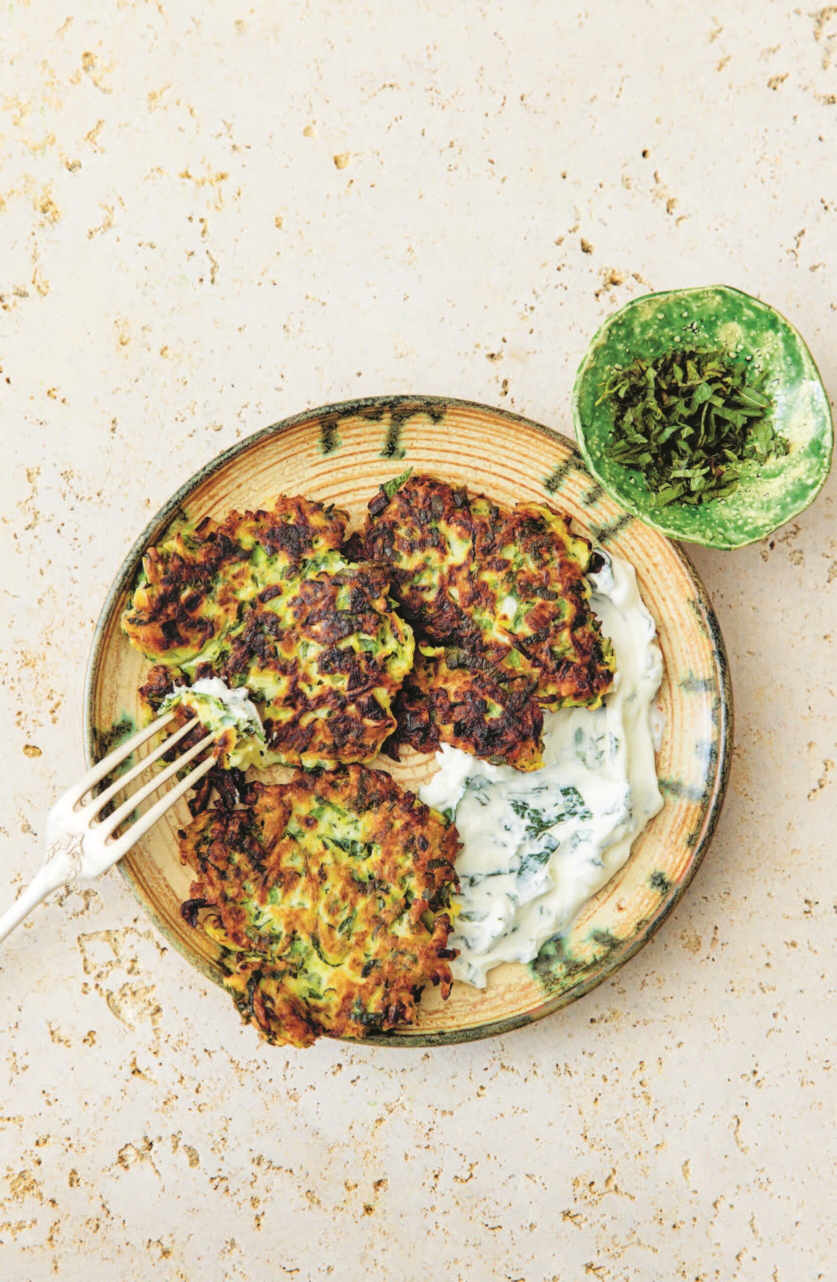 <i>Recette</i> : Les beignets de courgettes de Andrée <i>Zana Murat</i> - Doolittle