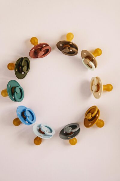 Le phénomène qu&rsquo;on n&rsquo;attendait pas : la <i>tétine</i> pour adulte - Doolittle