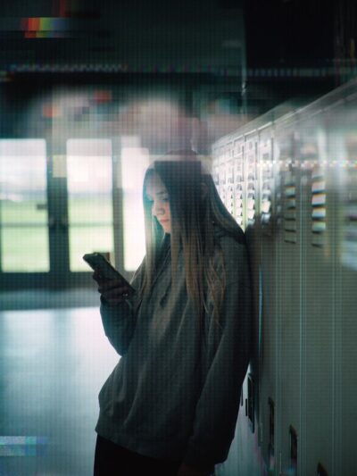 <i>Reco</i> : « Numéro inconnu, textos <i>toxiques</i> au lycée », le cyberharcèlement au cœur d&rsquo;un documentaire - Doolittle