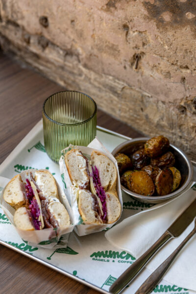 <i>Munch</i>, le nouveau temple du <i>bagel</i> new-yorkais à Paris - Doolittle