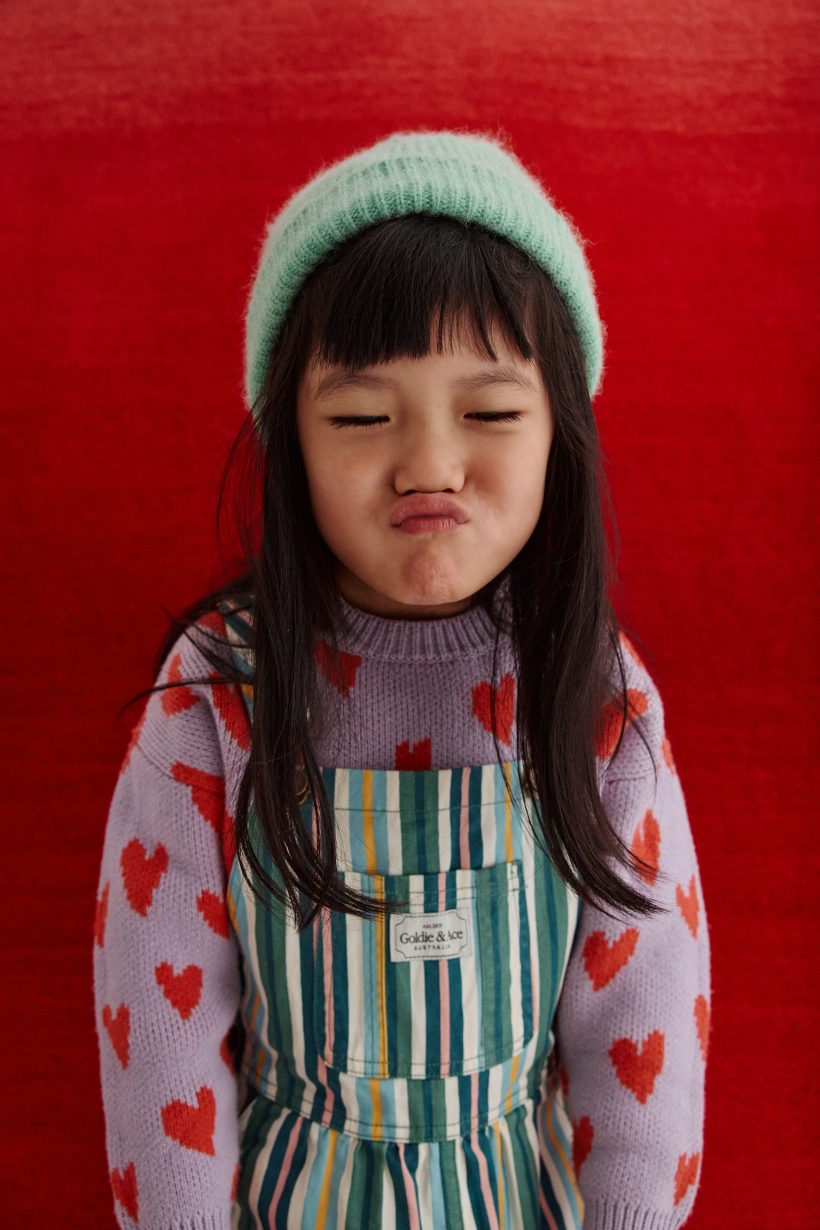 Miki porte un pull Sproet and Sprout et une salopette Goldie + Ace - Doolittle