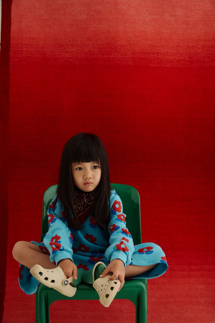 Miki porte une robe The Campamento - Doolittle