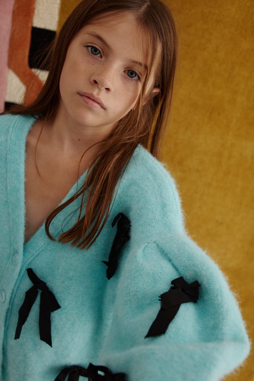 Mélie porte un cardigan Sproet and Sprout  - Doolittle