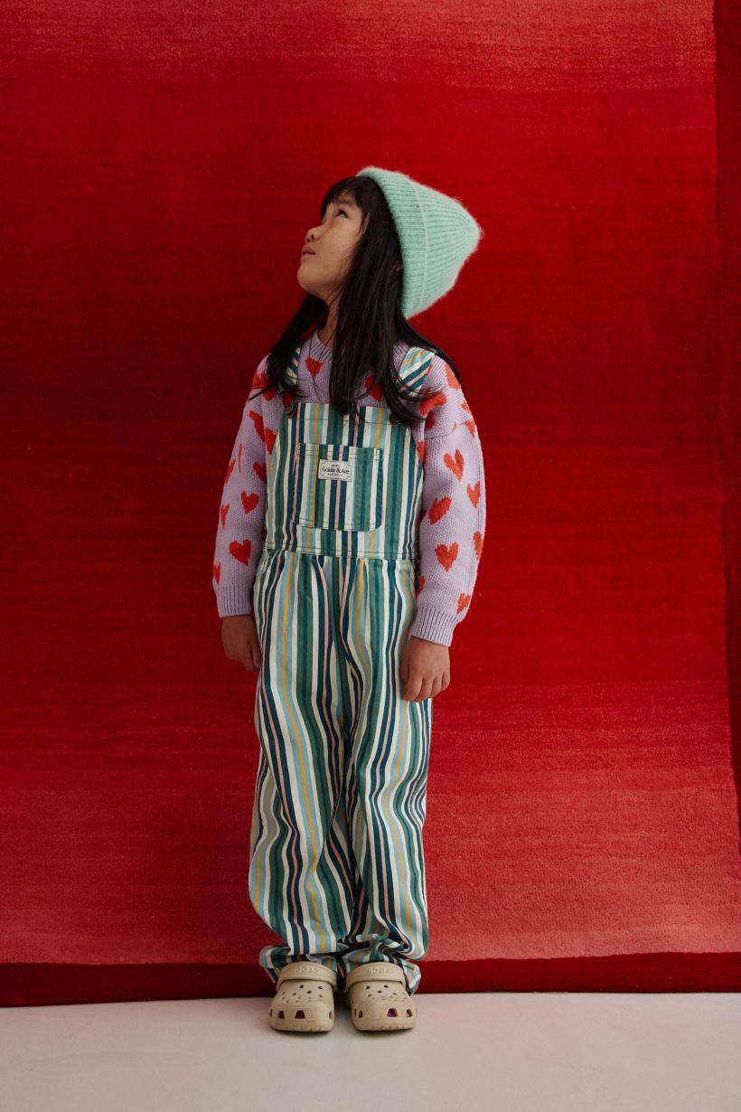 Miki porte un pull Sproet and sprout, une salopette Goldie + Ace & des chaussures Crocs - Doolittle
