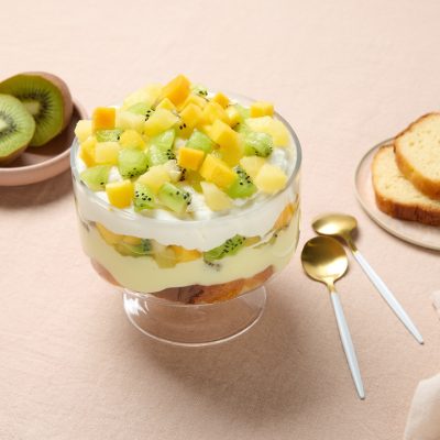 Recette : <i>Trifle</i> aux fruits exotiques et sa crème montée à la <i>vanille</i> - Doolittle