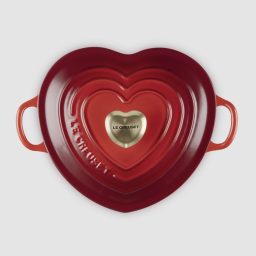 Le Creuset - Cocotte basse en forme de coeur en fonte émaillée, 225€
