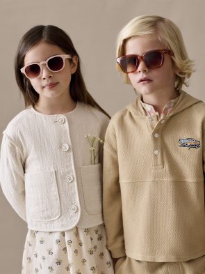 La nouvelle <i>collaboration</i> solaire signée <i>Bonpoint</i> et IZIPIZI - Doolittle