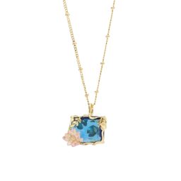 Les Néréides - Collier pendentif bassin aux nymphéas bleu et rose, 170 €
