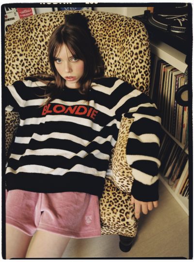 Pull « Blondie » Hades Wool chez Pavement Store, Short rose Main Story, Chaussettes rouges Rock and Ruby - Doolittle