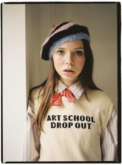 Veste sans manches en laine « Art School Drop out » Pickles Knitwear chez Pavement Store, Chemise Melissa Munro chez Pavement Store, pantalon Main Story, foulard Skall Studio chez Pavement Store London, Chapeau Budgie Club - Doolittle
