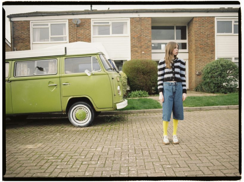 Lunettes Vintage, Cardigan Budgie Club, T-shirt Ganni chez Pavement Store, Short DALA chez Pavement Store, Porte-clés chez Pavement Store Collants personnels, Chaussures Maison Margiela - Doolittle