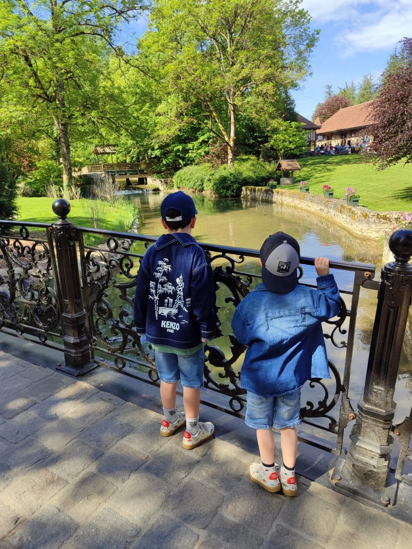 En mode <i>famille</i> nombreuse au parc <i>Nigloland</i> - Doolittle