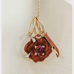 - Pendentif rose rouge, 120 €