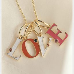  - Pendentif lettre, 90 €