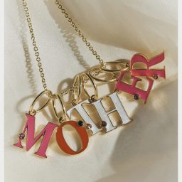  - Pendentif lettre, 90 €