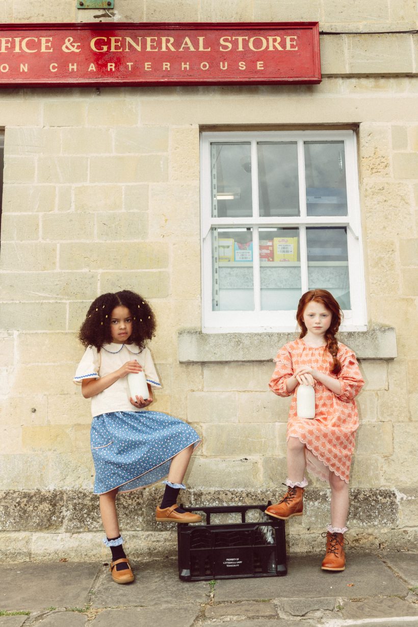 Juliet porte une jupe et une blouse The Little Poet, des chaussettes Zara et des chaussures Young Soles. Bea porte une robe Chloé, des chaussettes Zara et des bottines Young Soles. - Doolittle