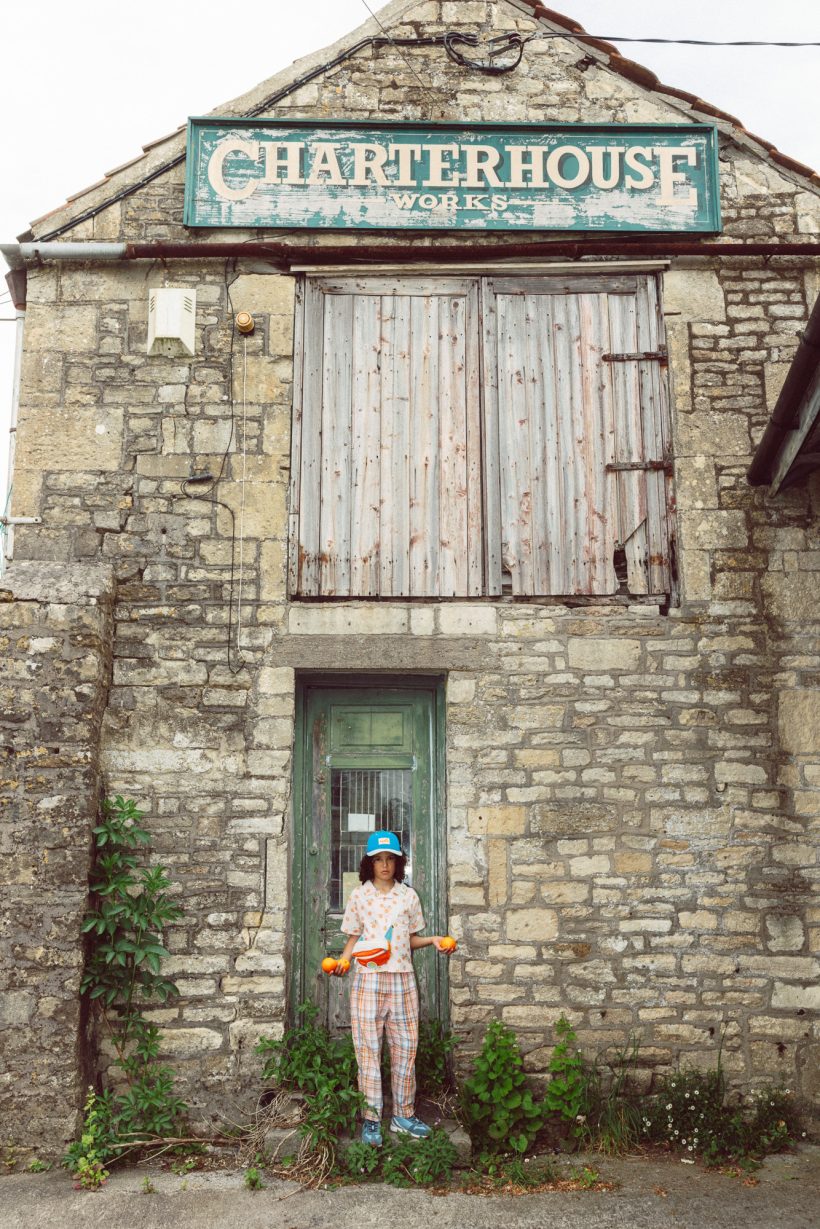 Remy porte une chemise et un pantalon The Sunday Collective, un sac banane Ki ET LA et des baskets Young Soles. - Doolittle