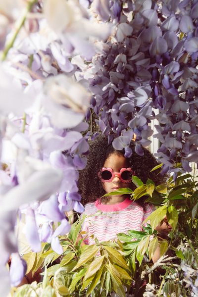 Juliet porte un t-shirt Billieblush et des lunettes de soleil Zara - Doolittle