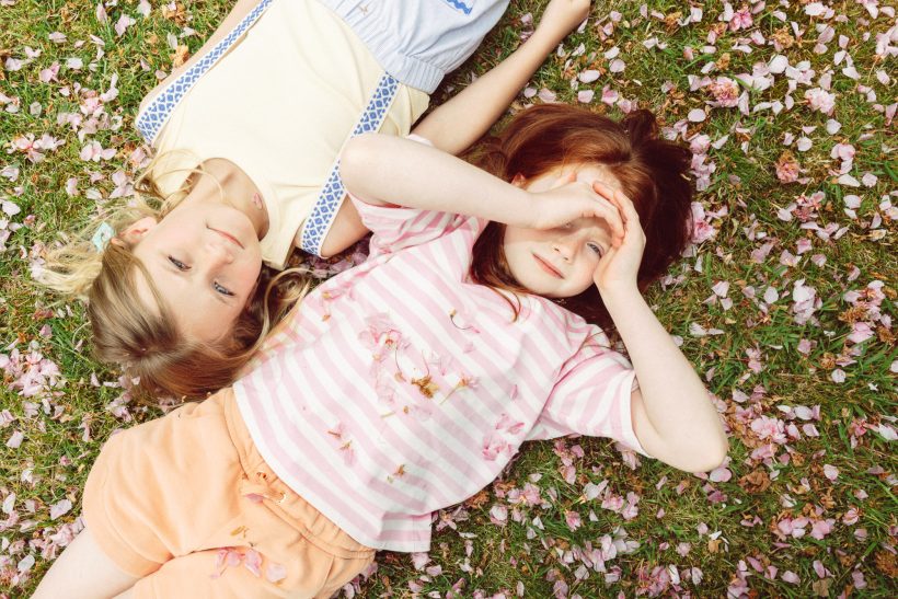 Flossy porteune salopette The Little Poet, un t-shirt Zara et Bea porte un t-shirt Zara, un short Chloé. - Doolittle