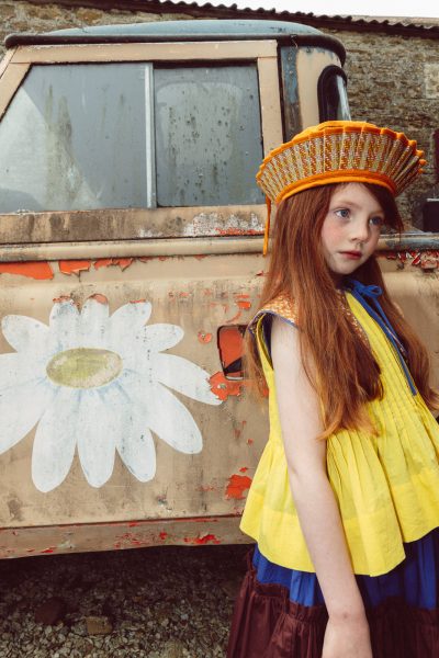 « Bea porte une robe The Middle Daughter, une blouse Tangerine, un col The Little Poet, un chapeau Lorna Murray - Doolittle