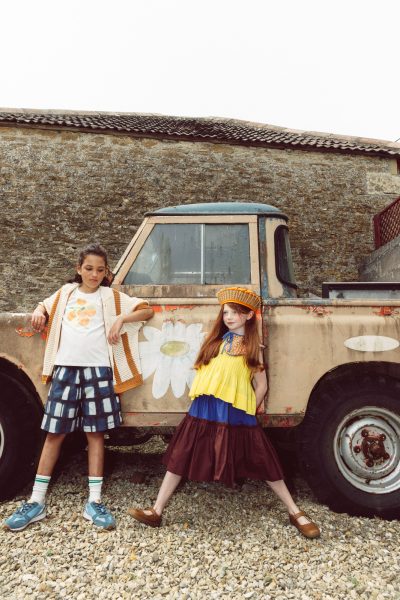 Remy porte une chemise The Sunday Collective, un short Givenchy, une surchemise Zara, des chaussettes Zara, un chapeau de paille Country Road et des baskets Young Soles. - Doolittle