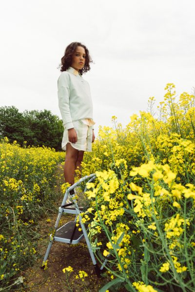 Remy porte un short et une chemise Kenzo, un sweat Boss, des chaussettes Zara et des baskets Young Soles. - Doolittle