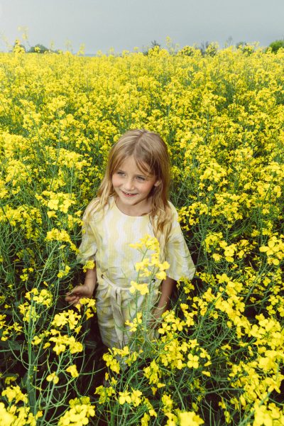Flossy porte une robe Kids Around - Doolittle
