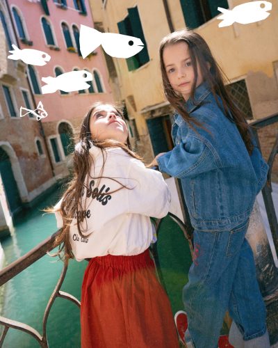 Anna Emy : Chemise Zara, T-shirt et jupe Bobo Choses,  Laura : Ensemble en jean Bobo Choses - Doolittle