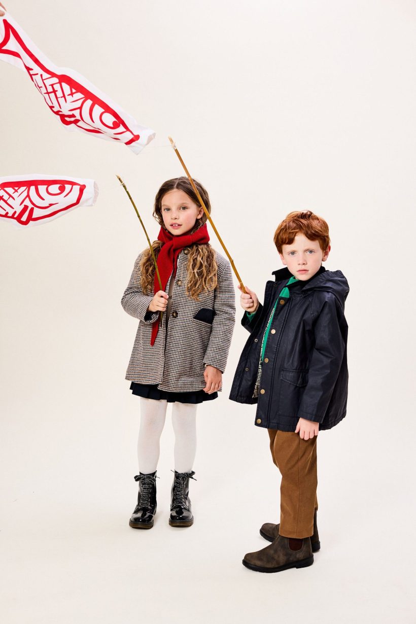 Rose : manteau, sweat, jupe & écharpe CYRILLUS collants FALKE bottines POM D’API et Marius : veste, pull & pantalon CYRILLUS bottines BLUNDSTONE - Doolittle