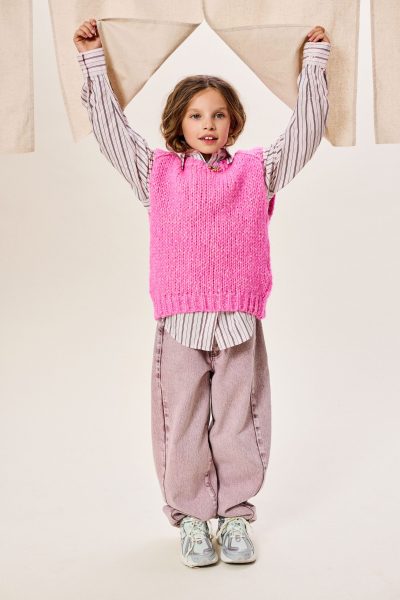 Rose : chemise, pull sans manches & jean BELLEROSE, baskets NEW BALANCE, collier LA MÔME BIJOU - Doolittle