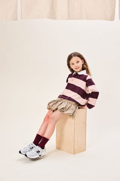 Rose : polo & jupe MOLO chaussettes COLLÉGIEN baskets NEW BALANCE collier LA MÔME BIJOU - Doolittle