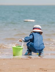 <i>Guide de survie</i> : La plage avec les enfants, (très) loin de la carte <i>postale</i> - Doolittle