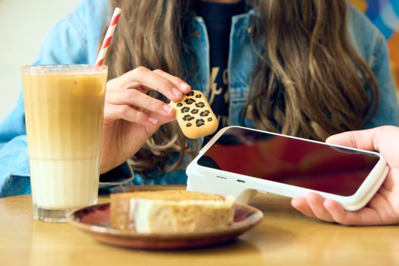 Money Walkie + Coque : 29,90 €. Coque seule : 8,90€. Une sélection de plus de 40 coques : Bubble Tea, One Piece, Imprimé Léopard, Licorne, Burger… - Doolittle