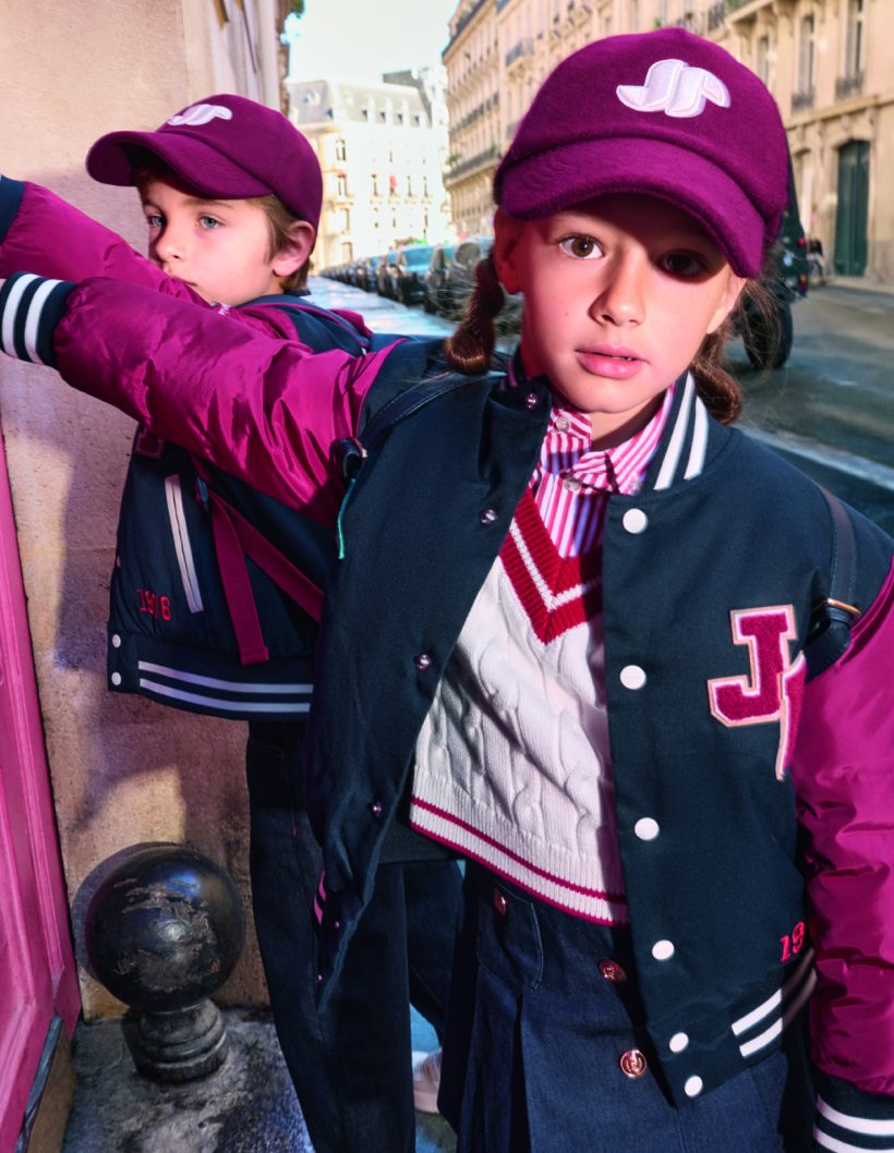 crédits visuels ici :  Blouson teddy, 89 €, 3 à 12 ans Chemise, 39 €, 3 à 12 ans Pull sans manche, 49€, 3 à 12 ans Casquette, 39 €, T51 à T57 - Doolittle